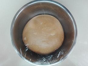 发酵期间可以制作馅料：提子干同红糖混合