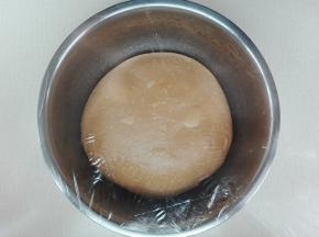 发酵期间可以制作馅料：提子干同红糖混合