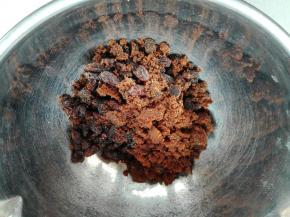 发酵期间可以制作馅料：提子干同红糖混合