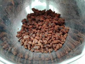 用手搓均匀，让提子干均匀沾裹上红糖