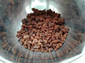用手搓均匀，让提子干均匀沾裹上红糖