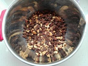 放入核桃碎，同样搓均匀