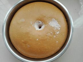 面团发酵至手指戳洞不回缩不塌陷即可