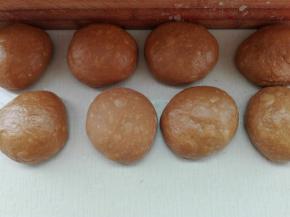 发酵好的面团取出排气，等分四份，滚圆醒发10分钟（图片是我做了双倍的量）