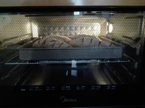 烤箱中层，上火200度，下火170度，20分钟（根据自家烤箱实际温度操作）