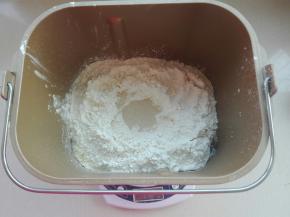 按照水，盐糖，蛋液，奶粉，高粉，酵母的顺序依次放入原料