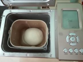 稍作整理，放入桶内，进行发酵