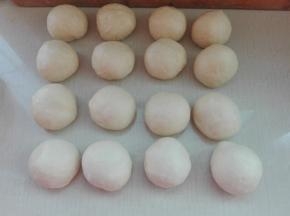 分出等量的15个（约36克），1个稍大点的（约41克），共16个面团，滚圆盖保鲜膜醒发15分钟