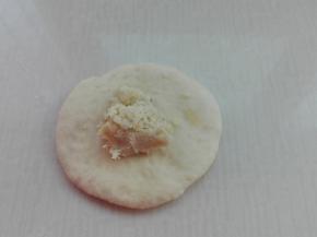 分别擀圆包入馅料