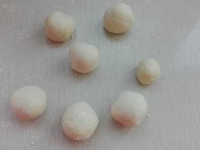 这是稍大点面团分出等量六个，一个偏小一点的做鼻子