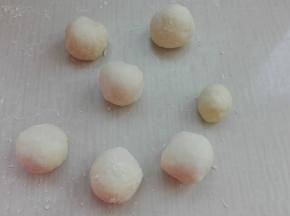 这是稍大点面团分出等量六个，一个偏小一点的做鼻子