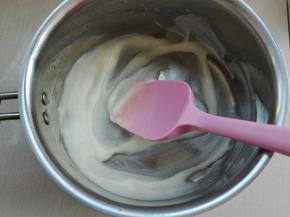 小火不停搅拌至膏体状态，如图，放置凉后待用