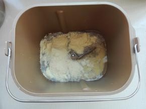 面包桶内先放入水，糖，盐，蛋液