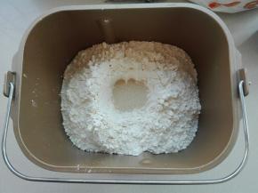 放入奶粉及高筋面粉，中间放入酵母