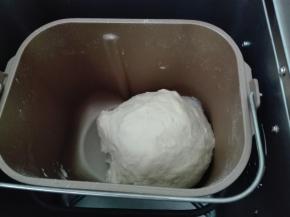 十分钟后，打开面包机盖子，倒入玉米油（因为有不吃黄油的），如果放黄油，此时放入软化的黄油即可