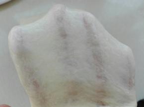 继续和面搅拌状态，设置十分钟，取出面团，可以拉开薄膜，整理一下面团，盖保鲜膜室温发酵约一个小时，手指戳洞不回缩不塌陷即可