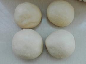 发酵好的面团排气，等分四份，滚圆，盖保鲜膜醒发15分钟