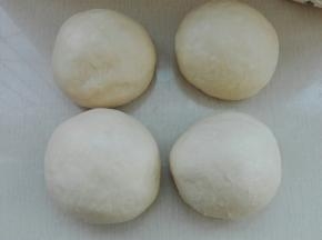 发酵好的面团排气，等分四份，滚圆，盖保鲜膜醒发15分钟