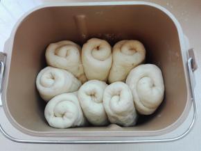 放入面包桶内摆放好