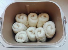 放入面包桶内摆放好