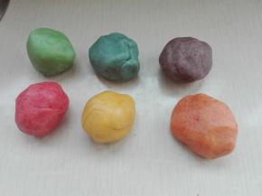 将油酥六份分别调色（色素或者果蔬粉均可）