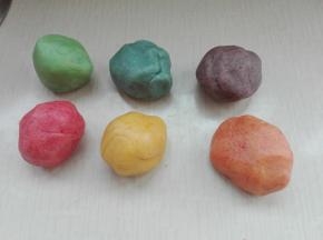 将油酥六份分别调色（色素或者果蔬粉均可）