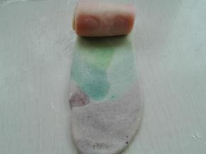 竖放继续擀开，自上而下卷起