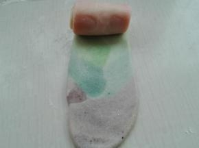 竖放继续擀开，自上而下卷起