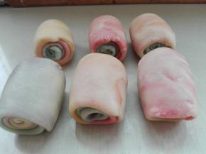 依次卷好，盖保鲜膜醒发15分钟