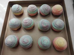 放入馅料，依次包好捏紧收口，烤箱预热，中层上下火180度，30分钟