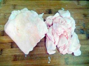 把猪油用淘米水洗净，沥干水分，切成大块