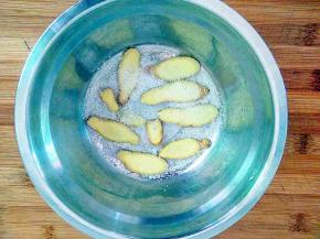 期间把碗底放入盐和姜片