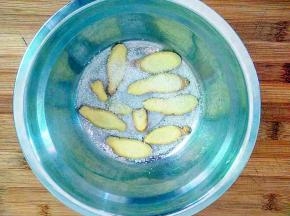 期间把碗底放入盐和姜片