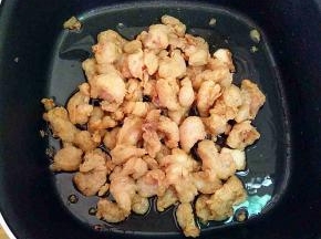 剩下的油渣也很好吃呢，又香又脆，小的时候经常偷偷的拿着吃。