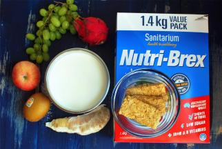 准备食材，自制的无糖浓酸奶，水果，新康利燕麦片。