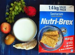 准备食材，自制的无糖浓酸奶，水果，新康利燕麦片。