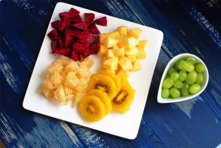 水果洗净后切粒备用。