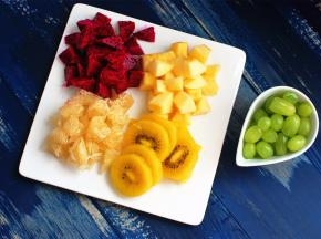 水果洗净后切粒备用。