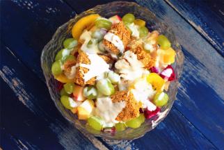 最后在放上一块掰开了的新康利燕麦片，淋入剩余的浓酸奶。