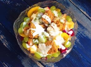 最后在放上一块掰开了的新康利燕麦片，淋入剩余的浓酸奶。