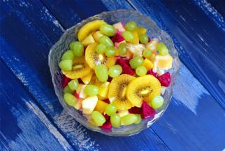 然后放入刚才准备好的水果粒。