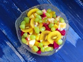 然后放入刚才准备好的水果粒。