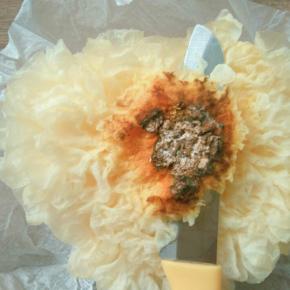 用刀小心去除底部黑色部分