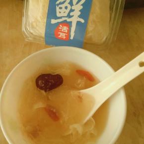 把银耳和红枣放砂锅里，加入适量水，先大火煮开，转小火10分钟，加入适量老冰糖和枸杞，继续炖10到15分钟即可。我是用隔水炖盅慢炖，一个小时的话出来如图，口感软糯又略带清爽，两个小时的话就糯得不要不要的。