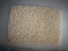 第二天泡好的糯米，用手一捏，可以捏碎