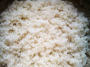 准备一个干净无油的蒸锅，铺上无油的纱布，将泡好的糯米取出，用水冲一下，沥干倒入纱布上，均匀铺好，用筷子在上面戳一些洞