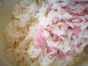 将蒸熟的糯米取出倒入干净无油消过毒的大容器中，切记，无油无水消过毒的。晾到不烫手，35度左右，温热开始操作，我戴了一次性手套，成功率更高，用适量冷开水，将米打散，加入酒曲，拌匀