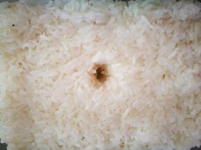 将拌好的糯米放入消过毒的容器中，我用了乐扣大玻璃碗，中间戳个洞