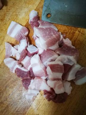 去皮五花肉洗净切片