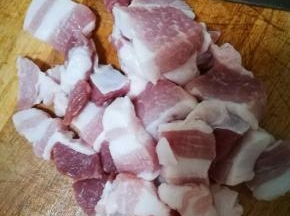 去皮五花肉洗净切片